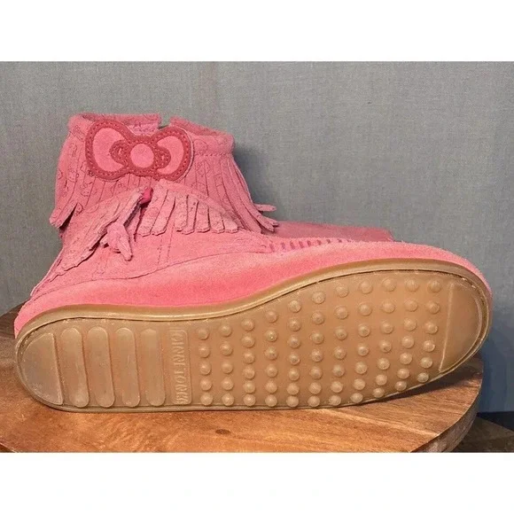Girls Minnetonka Hello Kitty Pink Leather Moccasins Boots Limited - Main Image